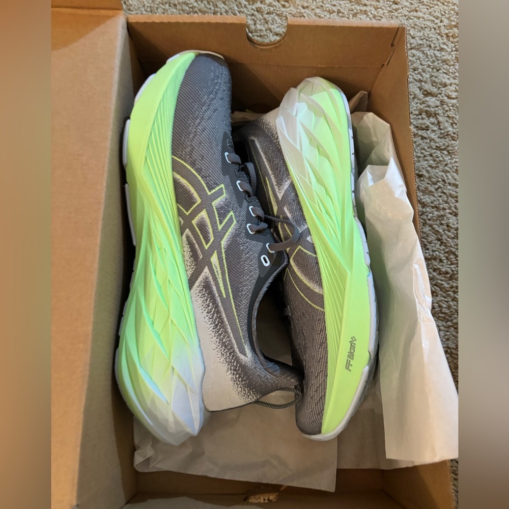 Asics Novablast 4 - size 9 electric lime